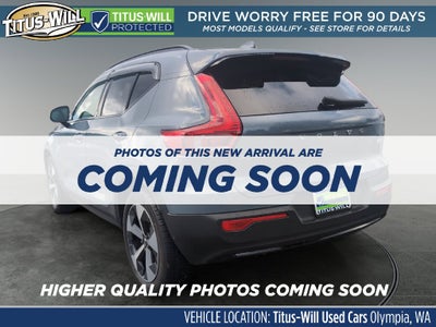2023 Volvo XC40 B5 Plus Dark Theme