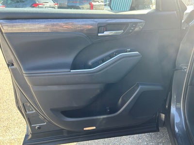 2023 Toyota Highlander Hybrid Platinum