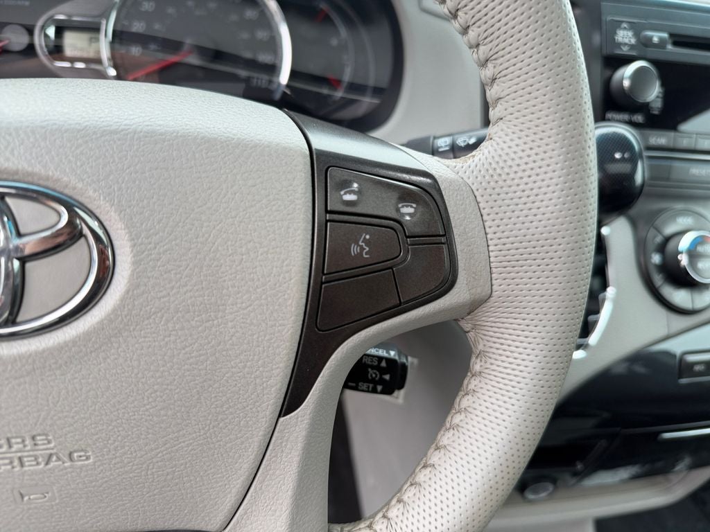 2013 Toyota Sienna SE 8 Passenger