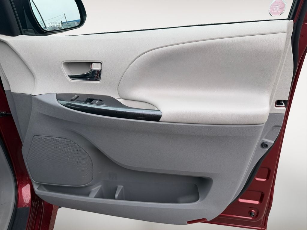 2013 Toyota Sienna SE 8 Passenger