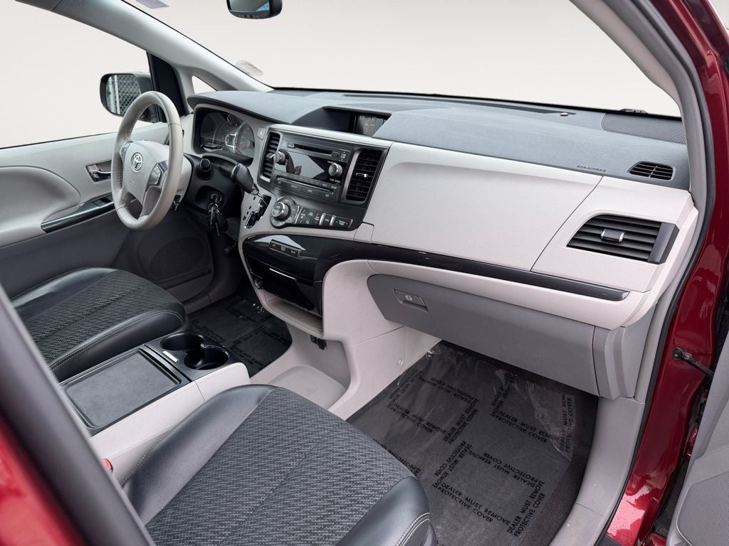 2013 Toyota Sienna SE 8 Passenger