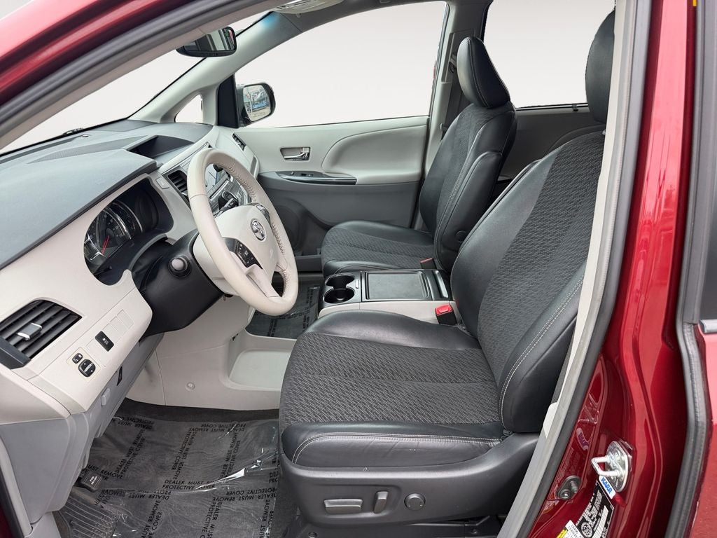 2013 Toyota Sienna SE 8 Passenger