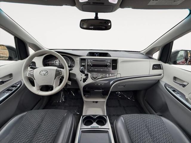 2013 Toyota Sienna SE 8 Passenger