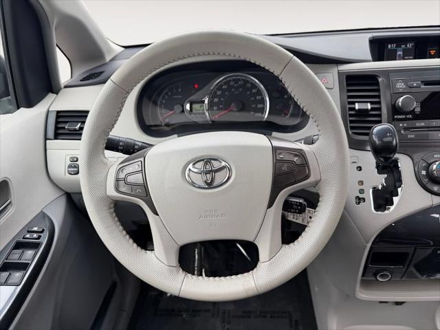 2013 Toyota Sienna SE 8 Passenger