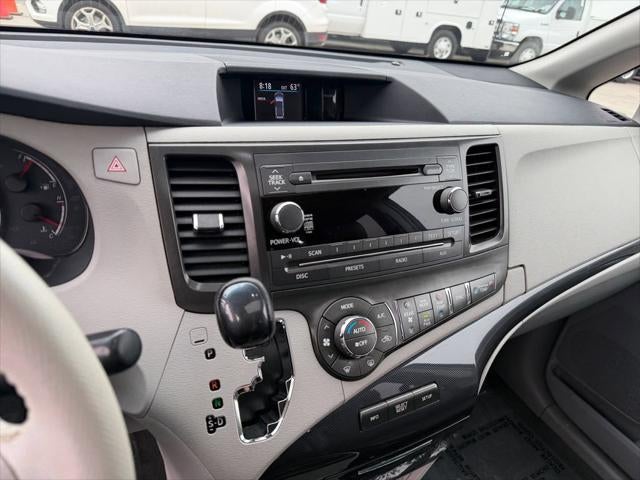 2013 Toyota Sienna SE 8 Passenger