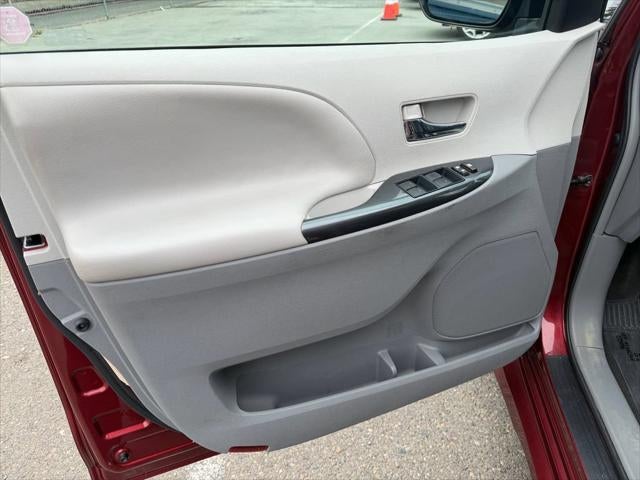 2013 Toyota Sienna SE 8 Passenger